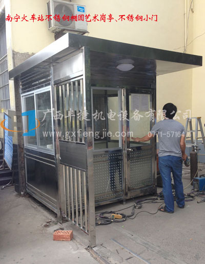 南寧市火車站不銹鋼橢圓崗?fù)ぜ安讳P鋼小門制作完成并投入使用！
